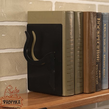 подставка для книг на полке