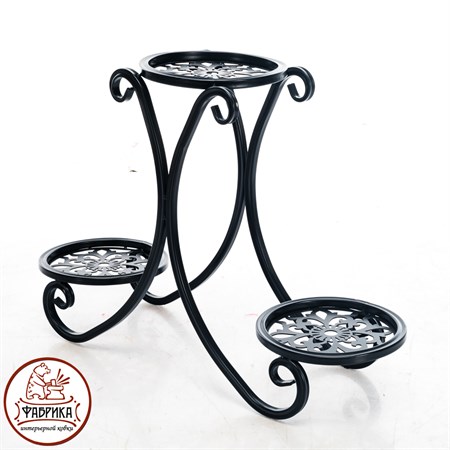 на три кашпо с растениями