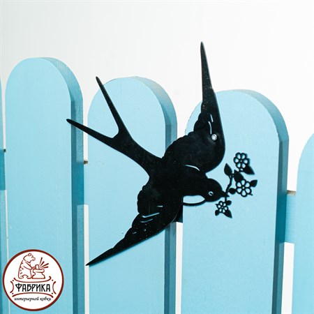 ласточка в саду